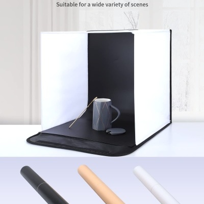 Caixa difusora branca com interior preto e caneca cinzenta com padrão geométrico