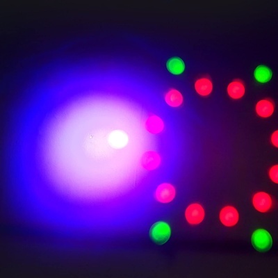 Luzes LED coloridas vermelhas e verdes com brilho roxo no centro