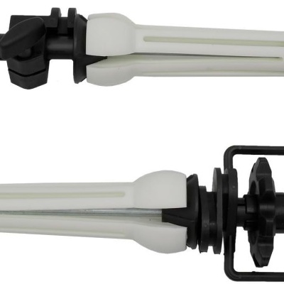 Dispositivos de encaixe ou extensor preto e branco em fundo branco.