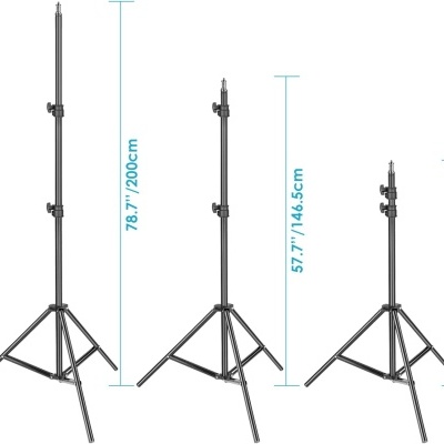 Três suportes de iluminação ajustáveis em metal preto com diferentes alturas