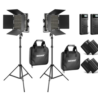 Conjunto de iluminação LED Neewer com tripés, bolsas, carregadores e baterias.