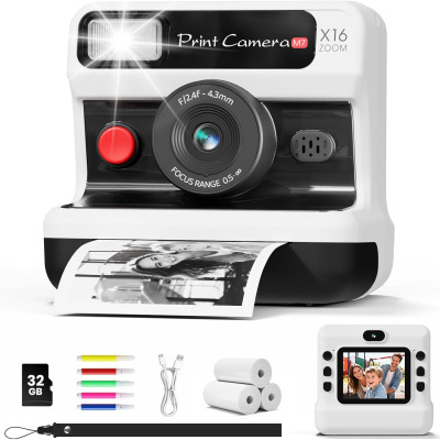 Câmara instantânea branca com lente preta e flash ligado, acessórios incluindo cartão SD, canetas, cabo USB, rolos de papel fotográfico e correia.