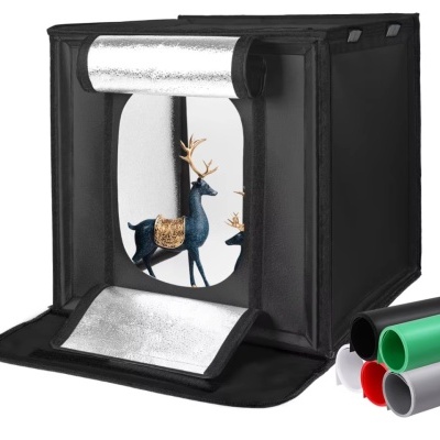 Cubículo de fotografia portátil com interior prateado e fundos coloridos enrolados