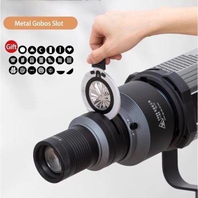 Mão a inserir placa metálica decorativa num projetor de luz preto com texto e ícones de padrões