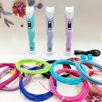 Canetas 3D com filamentos coloridos e acessórios sobre superfície clara