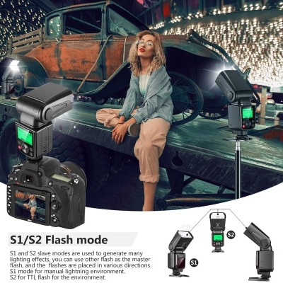 Flashes fotográficos pretos para câmeras digitais com ecrãs verdes, câmara fotografando jovem junto a carro antigo alaranjado com luzes no fundo.