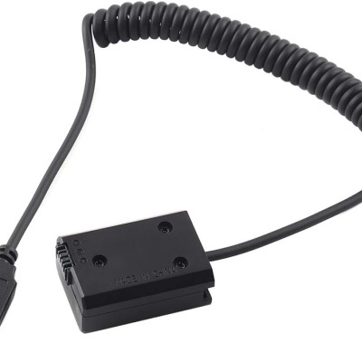 Cabo USB preto com conector USB e bloco retangular no meio