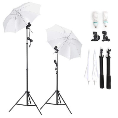 Conjunto de iluminação fotográfica com tripés e guarda-chuvas brancos.