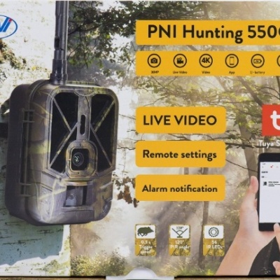 Câmara de caça PNI Hunting 550C camuflada pendurada numa árvore com texto e ícones informativos.