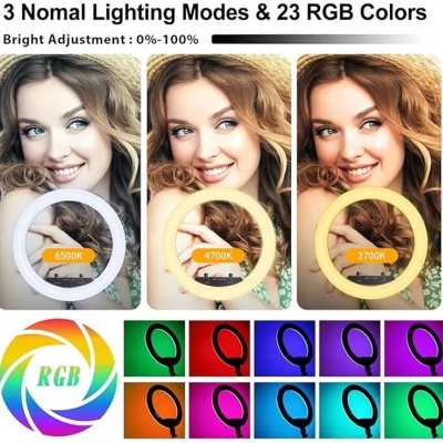 Mulher iluminada por anel de luz em três modos de iluminação e cores RGB
