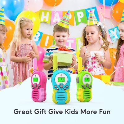 Crianças em festa de aniversário com walkie-talkies coloridos em primeiro plano