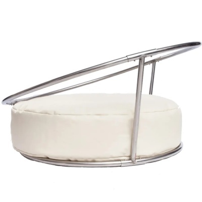 Poltrona redonda com estrutura metálica cromada e assento almofadado branco