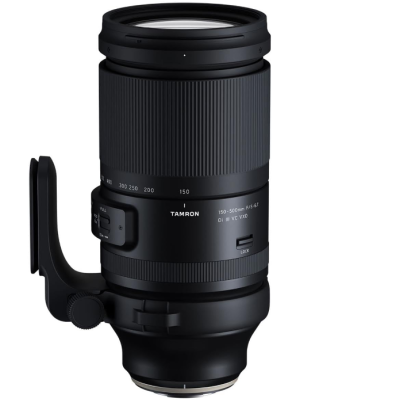 Objetiva Tamron 150-500mm F/5-6.7 preta com zoom e botão de bloqueio