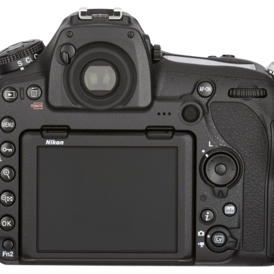 Câmara digital reflex Nikon preta vista por trás com ecrã e botões