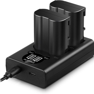 Carregador preto duplo para baterias com duas baterias inseridas e cabo USB