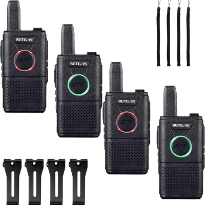 Quatro walkie-talkies pretos RETEVIS com botões PTI iluminados, quatro presilhas e quatro cordões pretos.
