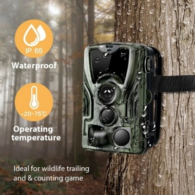 Câmara de vigilância camuflada na árvore com texto e ícones de impermeabilidade e temperatura