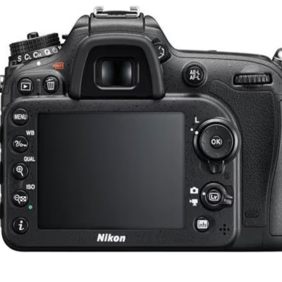 Câmara digital Nikon preta vista de trás com ecrã e botões