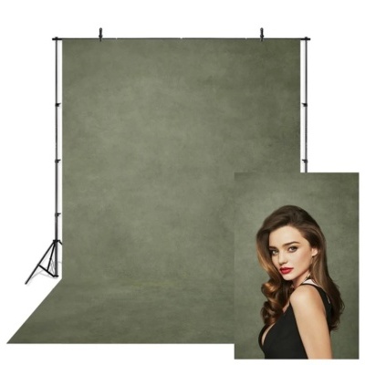 Fundo fotográfico verde musgo com suporte e imagem de mulher com vestido preto