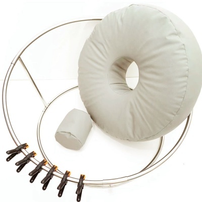 Conjunto de almofada circular, rolo cinza, estrutura metálica e molas de aperto pretas