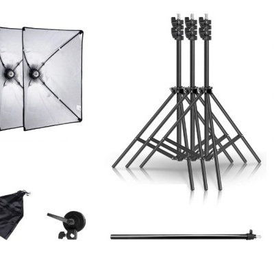 Conjunto de equipamento de iluminação fotográfica com softboxes e tripés