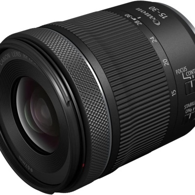 Objetiva Canon Zoom Lens EF-M 15-30mm preta com texto identificativo