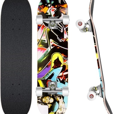 Skateboard com design colorido e superfície preta antiderrapante