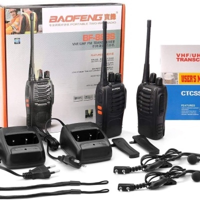 Conjunto de três walkie-talkies com acessórios e manuais