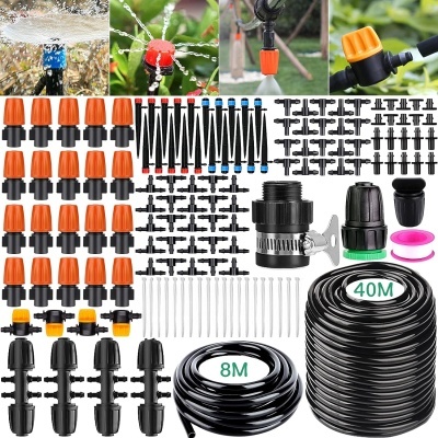 Kit de irrigação com mangueiras pretas, conectores laranja e preto, clips metálicos e acessórios
