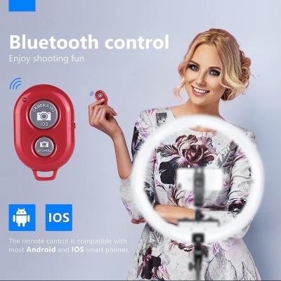 Controlo remoto Bluetooth vermelho para fotografar com botões Android e iOS, mulher loira segurando-o