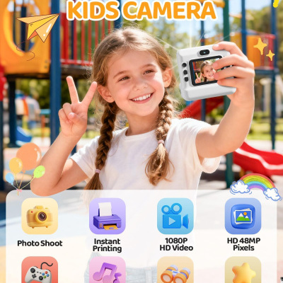 Câmara infantil multifuncional branca com ecrã digital segurada por menina sorridente num parque infantil