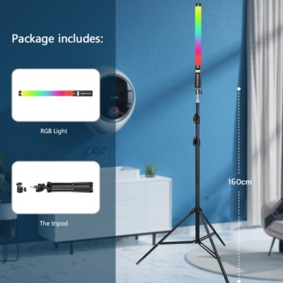 Candeeiro RGB Light colorido em tripé preto numa sala com parede azul e móveis brancos