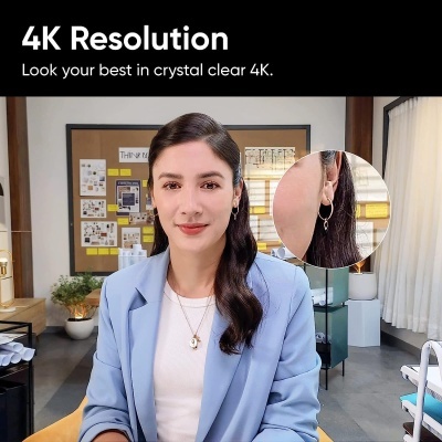 Mulher com blazer azul e joias em ambiente de escritório, com texto promocional 4K Resolution.