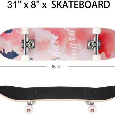 Skateboard com superfície preta e parte inferior com padrão em rosa, branco e vermelho