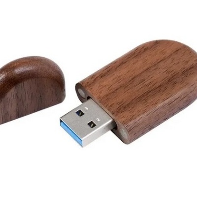 Pen USB de madeira castanha clara com capa removível