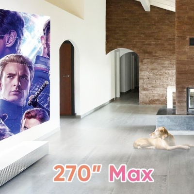 Sala moderna com projetor e ecrã grande com personagens de filme, cão no chão perto da lareira.