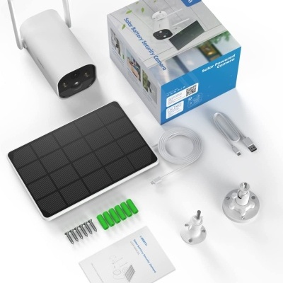 Câmera de segurança branca com painel solar e acessórios em fundo branco