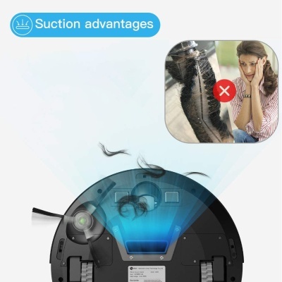 Aspirador robô preto mostrando capacidade de sucção de cabelos