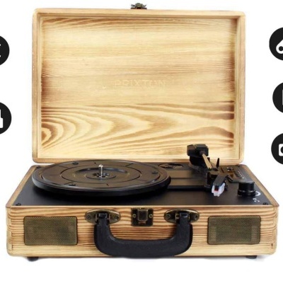 Toca-discos portátil em madeira clara com alça preta e colunas frontais