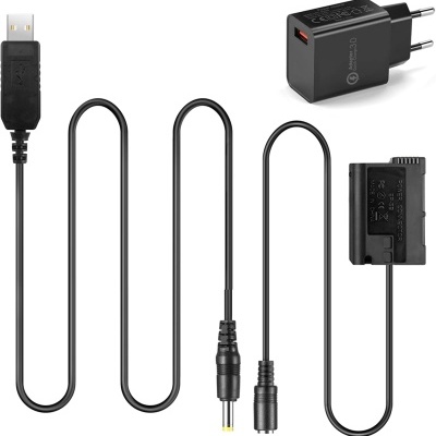 Cabo USB preto com dois conectores cilíndricos e adaptador de corrente preto com ficha europeia