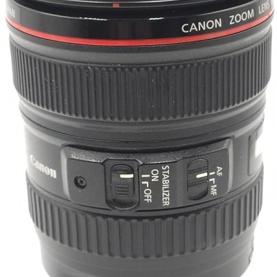 Objetiva Canon Zoom Lens preta com anel vermelho e botões de controlo