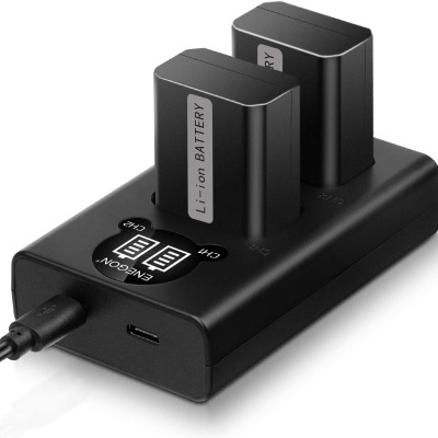 Carregador preto com duas baterias Li-ion inseridas e cabo USB