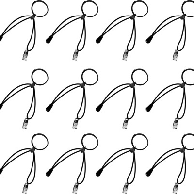 Doze brinquedos com laço preto e apito prateado organizados em fundo branco