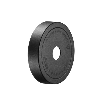 Disco de peso preto mate com buraco central e texto em relevo