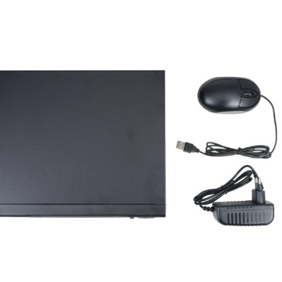 Disco externo preto, rato USB cinzento escuro e adaptador de energia preto sobre fundo branco