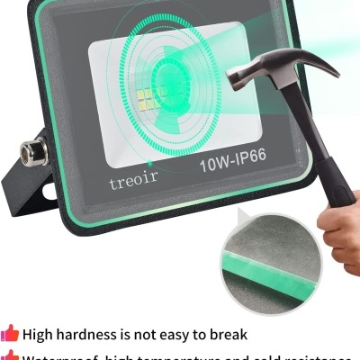Projetor LED preto com proteção verde e texto 'treoir 10W-IP66' e mão com martelo