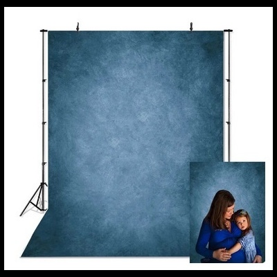 Fundo fotográfico azul texturizado montado em suporte metálico com exemplo de uso.