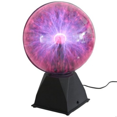 Lâmpada de plasma com base preta e globo de vidro com luzes púrpuras e rosas