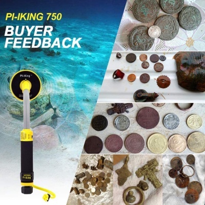 Detector de metais amarelo PI-KING 750 e várias moedas e objetos metálicos antigos sobre tecidos e madeira.