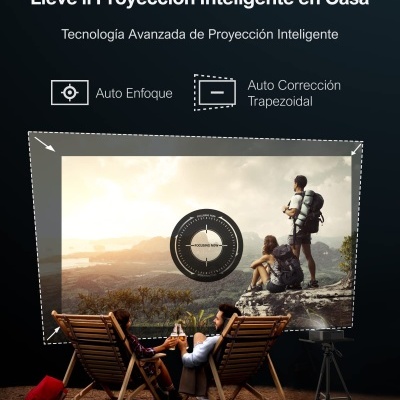 Imagem de projetor inteligente com ecrã projetado mostrando pessoas e cadeiras de praia com texto promocional em espanhol.